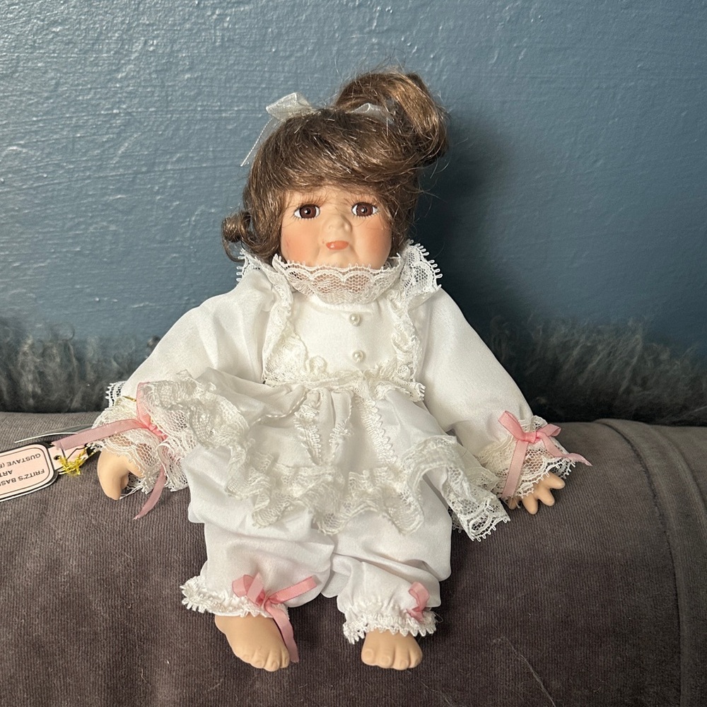 Terri Fritz’s basket babies 2000 Porcelain Doll in White Lace Outfit
